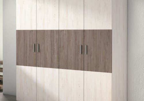 Armario de 4 puertas Monika de 200 cm en un dormitorio, mostrando su amplio espacio de almacenamiento interior.