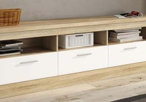 Mueble bajo Tv Chellén 3 cajones de estilo moderno en un salón luminoso, mostrando sus tres cajones y huecos de almacenamiento.