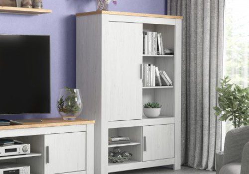 Mueble bodeguero Roncal 2 Puertas de estilo moderno en color andersen pino-roble, ubicado en un salón luminoso.