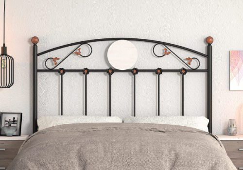 Primer plano del elegante cabecero de forja clásico Munich en color negro instalado en un dormitorio.