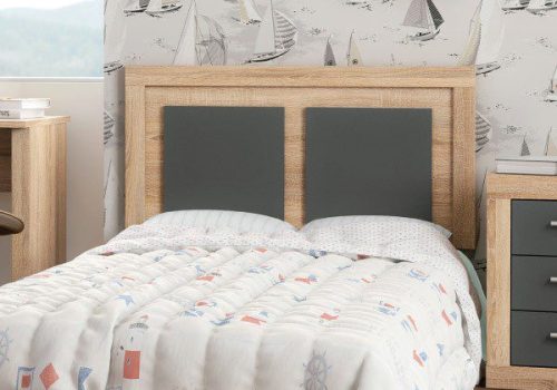 El cabecero juvenil Lara de 110cm en acabado cambria y blanco decora una moderna habitación infantil.