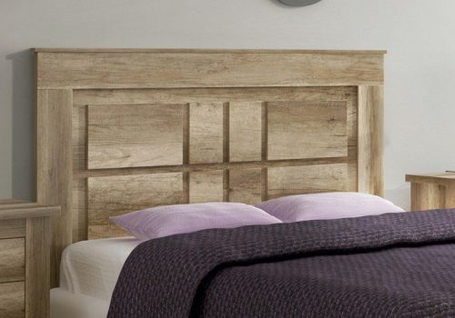 El cabecero de matrimonio moderno Chellén en melamina color cañón decora un dormitorio luminoso.