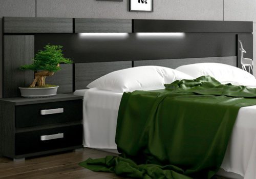 El cabecero moderno Rambla tipo galería en acabado ceniza y negro decora la pared del dormitorio.