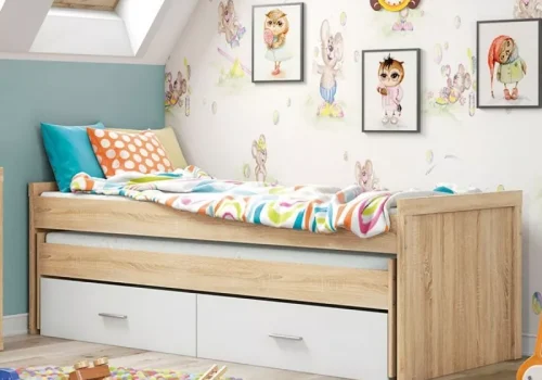 Cama compacta Lara en color cambria-blanco instalada en una habitación juvenil, con sus dos cajones de almacenamiento visibles.