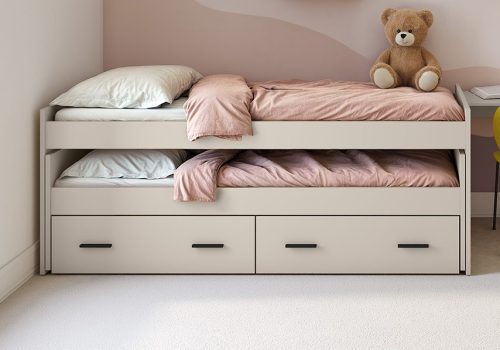 Cama compacto con cajonera Aura en color Beige y Mauvella con los cajones abiertos mostrando su capacidad de almacenamiento en una habitación juvenil.