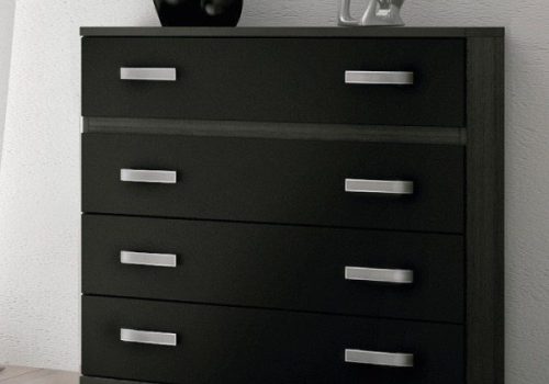 Cómoda Rambla de 4 cajones en color negro ceniza ubicada en un dormitorio de estilo contemporáneo.
