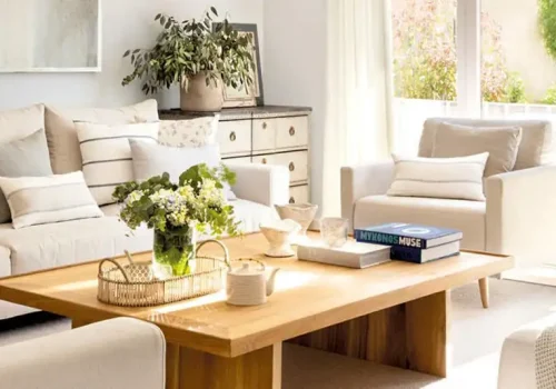 Salón moderno y luminoso con mesa de centro de madera, ideal para comprar muebles a plazos con Cetelem y decorar tu hogar con estilo natural.