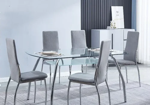 Conjunto de comedor moderno con la mesa San de cristal templado y patas cromadas junto a seis sillas Sakura tapizadas en tela color marengo en un salón luminoso.