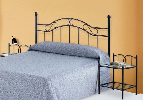 Conjunto de cabecero y mesitas de noche Deirdre fabricado en forja negra, perfecto para dormitorios de matrimonio con estilo.