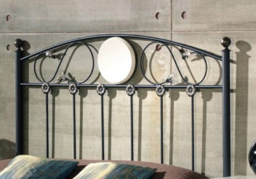 Conjunto de dormitorio de matrimonio completo Munich con cabecero blanco y mesitas de forja negras en un ambiente de estilo industrial.