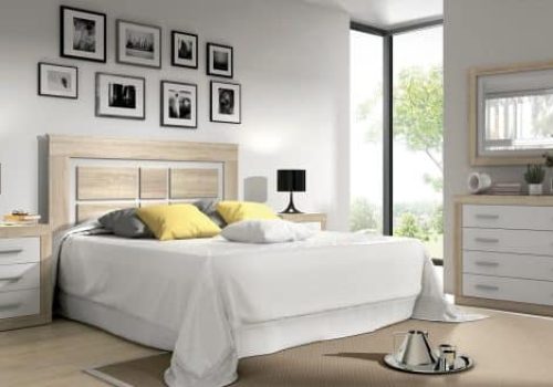 Conjunto de dormitorio de matrimonio completo modelo Lara de estilo moderno con cabecero, mesitas y cómoda en un ambiente de habitación.