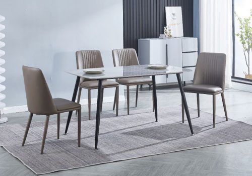 Conjunto de mesa Sander rectangular con tapa de cerámica imitación mármol y 4 sillas Rowena tapizadas en PU café con leche y tórtora sobre suelo moderno en un comedor elegante.