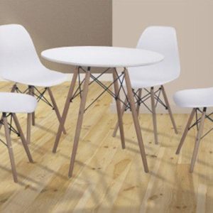Conjunto de mesa redonda Dinamarca de 80 cm con tapa DM mate y patas de madera maciza, acompañado de 4 sillas de resina sintética con patas de pino en un comedor moderno y luminoso.