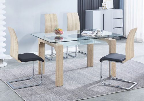 Conjunto de mesa Sensei con sobre de cristal y bandeja ahumada, con cuatro sillas de polipiel negra en un comedor moderno.