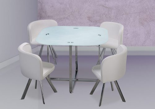 Conjunto de mesa de comedor Teca cuadrada con tapa de cristal blanco y 4 sillas blancas tapizadas en PU con patas cromadas en un comedor luminoso.