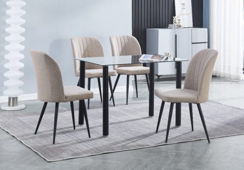 Conjunto de comedor moderno con mesa rectangular Yuri y cuatro sillas Rory tapizadas en tela gris, ubicado en un salón luminoso con suelo de madera.