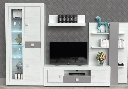 Salón moderno con la Composición Julieta en acabado Andersen Pino-Gris, que incluye mueble de TV, vitrina con LED y estanterías.