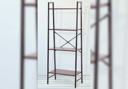 Estantería Lincoln de estilo industrial con estructura metálica negra y baldas en color wengué, decorada con libros y plantas en un salón.