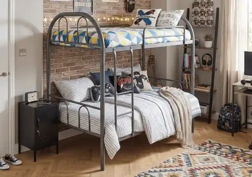 Literas juveniles modelo Lazy metálico en habitación de adolescentes con dos colchones y escritorio de Anabel Muebles