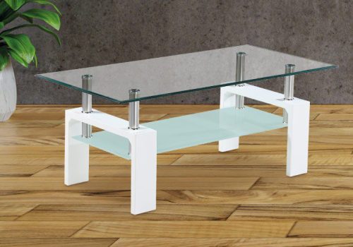 Mesa de centro para salón fija modelo Sama con tapa de cristal transparente, bandeja blanca y patas modernas, delante de un sofá contemporáneo.