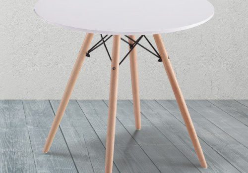 Mesa de cocina redonda Dinamarca de 80cm, en color blanco, con patas de madera maciza en una cocina moderna pequeña y luminosa, ideal para desayunos y espacios compactos.