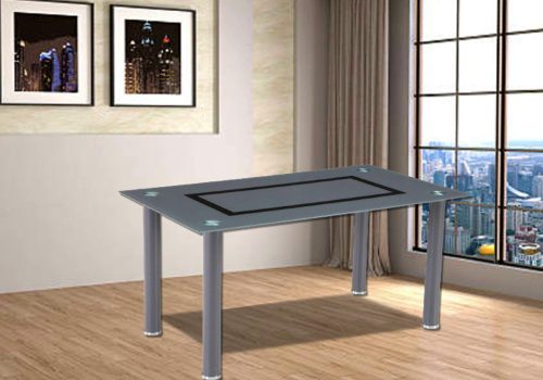 Mesa de comedor Axiss fija y rectangular con tablero de madera técnica y patas metálicas negras, ambientada en un comedor moderno donde 8 personas disfrutan de una comida familiar con estilo y comodidad.