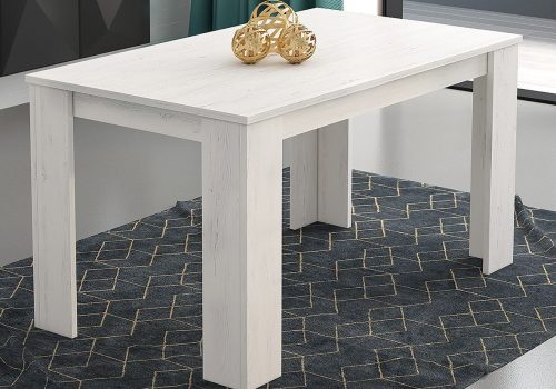 Mesa de comedor Berta con tablero de madera técnica en acabado blanco, ideal para 4 personas reunidas en un ambiente familiar y moderno, acompañada de sillas elegantes.