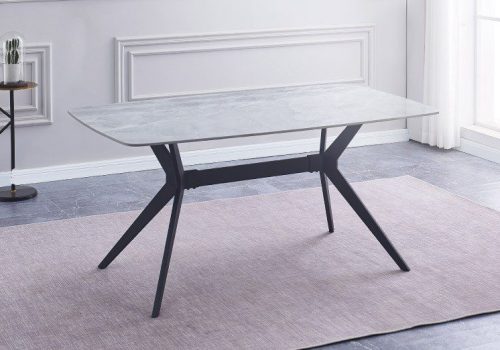 Mesa de comedor Calista con tapa de cerámica imitación mármol y patas metálicas negras, lista para 8 personas en un comedor moderno y elegante con ambiente familiar.