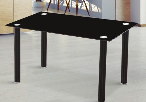 Mesa de comedor Emi con tablero de cristal templado negro y patas metálicas negras, situada en un comedor moderno con seis personas compartiendo una agradable comida en un ambiente sofisticado y luminoso.