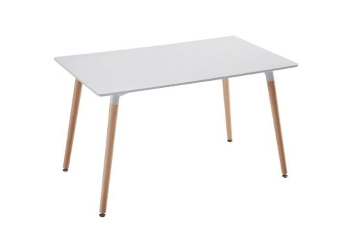 Mesa de comedor moderna modelo Dinamarca con tablero de madera técnica mate y patas de madera maciza, perfecta para 8 personas en un comedor escandinavo, compartiendo una comida en un ambiente luminoso y acogedor.