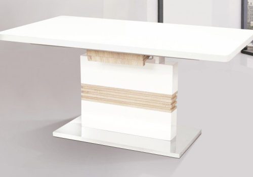 Mesa de comedor extensible Carlota en acabado blanco brillo y cambria con tablero de madera técnica, preparada para 6-8 personas compartiendo en un comedor moderno, acompañada de sillas a juego.