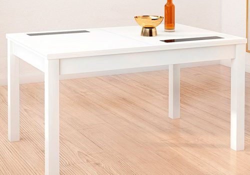 Mesa de comedor extensible Lara con tablero de madera técnica y dos cristales negros, perfecta para 6-8 personas reunidas en un moderno comedor familiar durante una comida especial.
