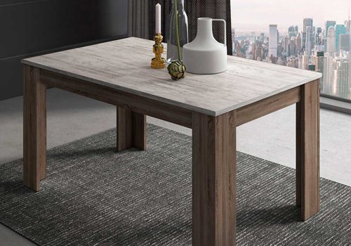 Mesa de comedor extensible modelo Lena con tablero de melamina en acabado Andersen pino, extendida para 8 personas, situada en un comedor moderno y luminoso durante una reunión familiar.