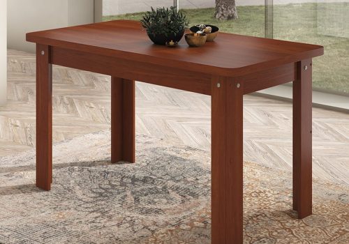 Mesa de comedor fija modelo Dalas con tablero de melamina en blanco y cambria, instalada en un comedor familiar moderno para 4 o 6 personas disfrutando de una comida juntos.