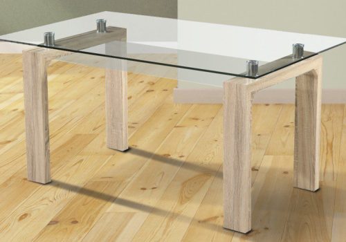 Mesa de comedor fija modelo Sensei con tablero de cristal templado transparente y patas de madera técnica en cambria, perfecta para 6 personas en un comedor luminoso y moderno durante una reunión familiar.