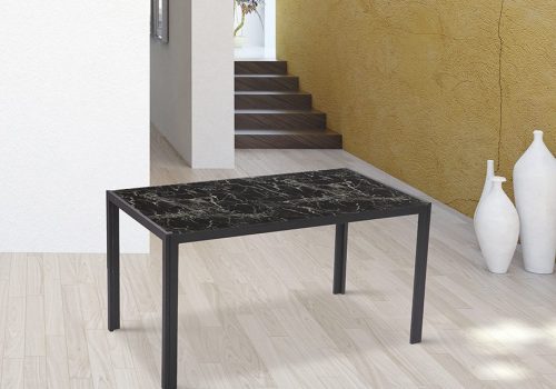 Mesa de comedor Mármol con tablero de cristal imitación mármol y patas metálicas negras, perfecta para 6 personas en un ambiente moderno, reuniendo a familiares y amigos alrededor de un espacio elegante y funcional.