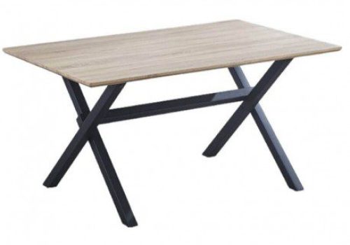 Mesa de comedor Royce W con tablero de madera técnica de 150 cm y patas metálicas negras, lista para acomodar a 6 personas en un ambiente moderno y familiar mientras comparten una comida.