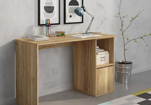 Mesa de estudio Aura de diseño moderno en colores beige y mauvella con puerta de almacenaje, vista en un ambiente de trabajo.