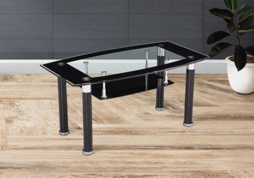 Mesita de centro para salón Loira con tapa de cristal templado y bandeja inferior negra, ideal frente a sofás en ambientes modernos.