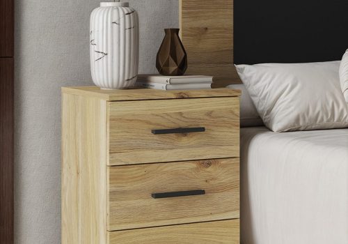 Mesita de noche 3 cajones Aura fabricada en melanina de alta calidad, ideal para dormitorios modernos.
