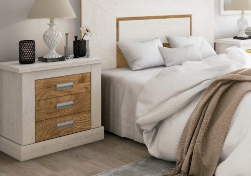 Mesita de noche de tres cajones Roncal con elegante acabado en madera para dormitorio.