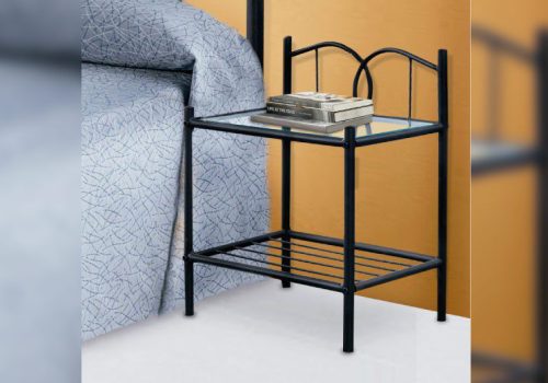 Mesita de noche Cinthya con estructura de forja negra y tapa de cristal, ideal para dormitorios modernos.