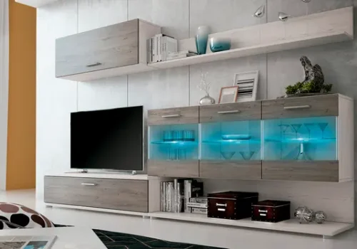 Mueble de salón Zafiro con iluminación LED azul en la vitrina, módulo de TV, estante y armario colgante en un salón moderno.