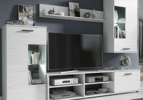 Vista frontal de la composición de salón Antígona en acabado Andersen pino-gris, con las luces LED encendidas en sus vitrinas.