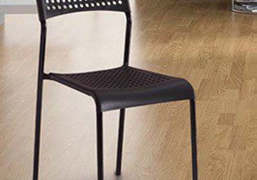 Pack de 10 sillas de comedor modelo Top apilables con asiento y respaldo de polipropileno y patas metálicas, dispuestas en una sala moderna lista para recibir invitados.
