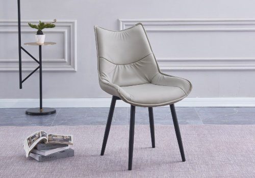 Pack de 2 sillas de comedor Calista tapizadas en polipiel beige o gris, con patas metálicas negras y diseño ergonómico moderno junto a una mesa.