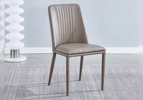 Pack de 2 sillas de comedor Rowena tapizadas en pu color latte o tórtora, con patas metálicas pintadas, ambientadas junto a una mesa moderna.