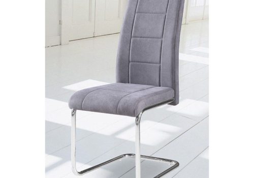 Pack de 4 sillas de comedor modelo San tapizadas en tela suave con patas de metal cromado en colores marengo y beige, alrededor de una mesa moderna.