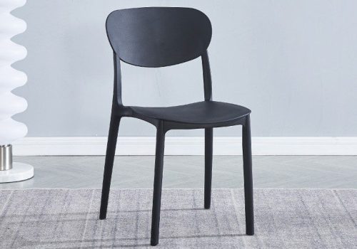 Pack de 5 sillas de comedor modelo Videl tapizadas en PU negro, modernas y elegantes, agrupadas en torno a una mesa dentro de un ambiente actual.