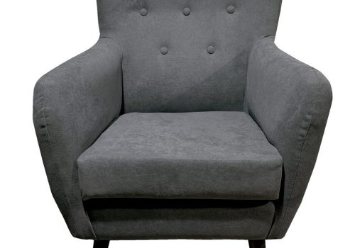 Vista frontal del Sillón Marta de diseño moderno, con su estructura de madera de pino y cojín desenfundable sobre patas de haya color wengué.